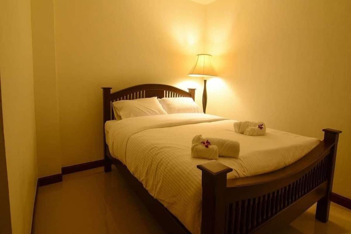Standard Room | Desk, free cribs/infant beds, rollaway beds, free WiFi