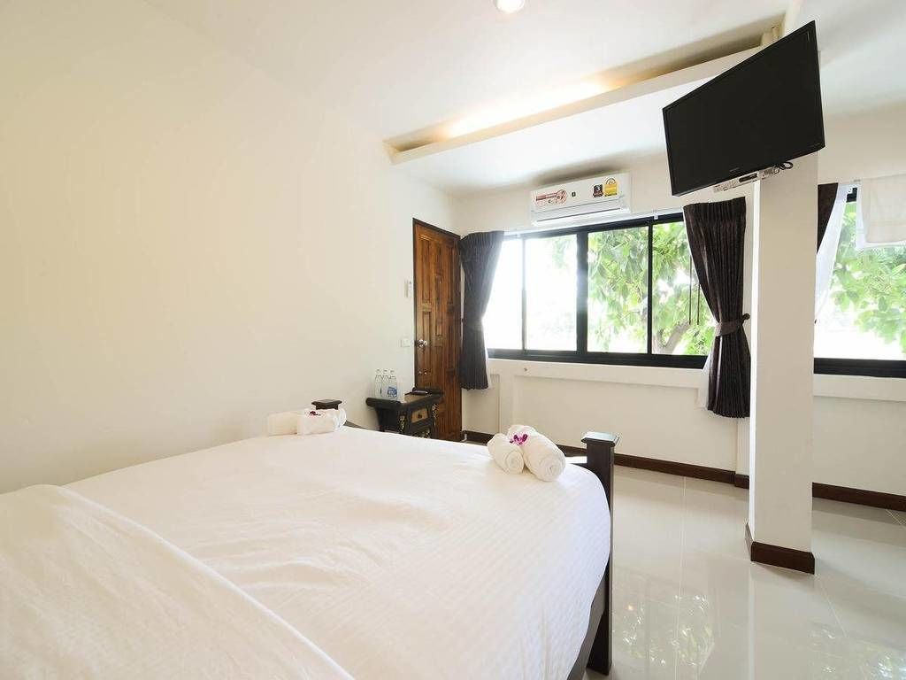 Deluxe Double Room, River View | Desk, free cots/infant beds, rollaway beds, free WiFi