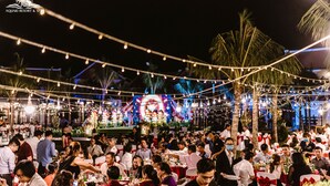 Ein lebhaftes Open-Air-Event mit Lichterketten und Palmen.