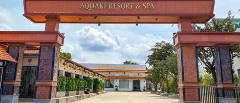 The entrance to Aquaki Resort & Spa with a prominent archway and a sign above it.