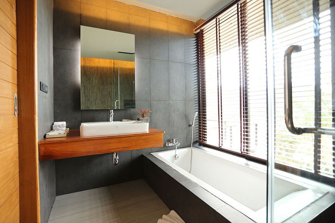 Deep soaking bathtub