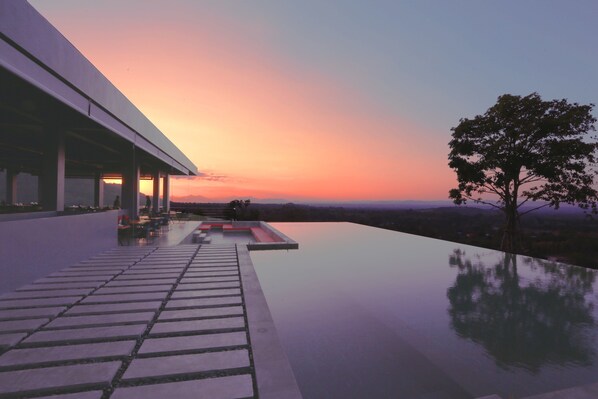 Infinity pool