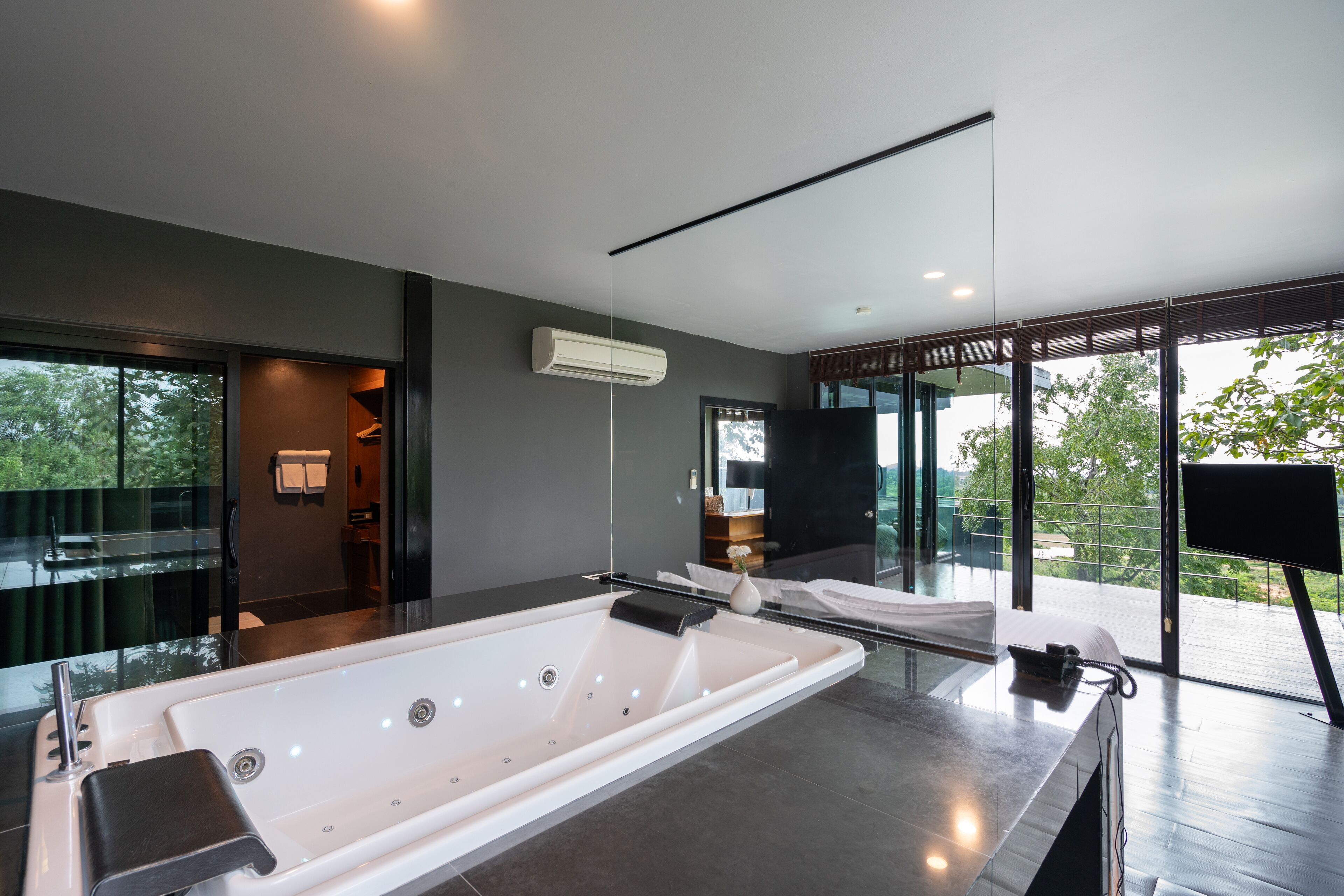 jacuzzi villa | free minibar, in-room safe, blackout curtains, free cots/infant beds