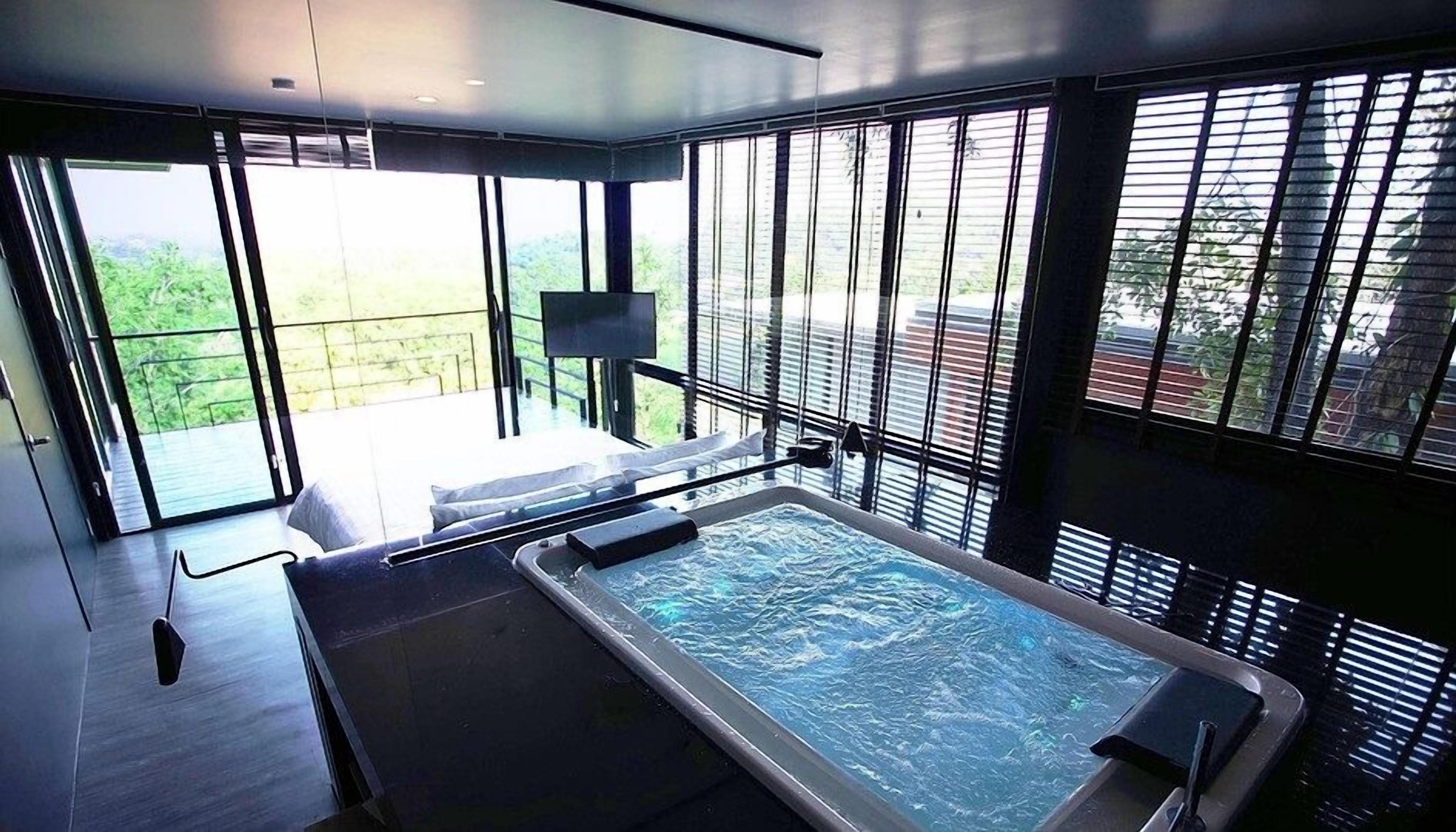 jacuzzi villa | jetted bathtub