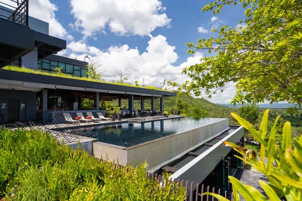 Piscine extérieure, chaises longues