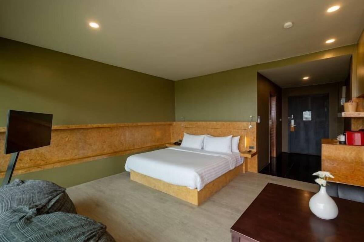 Free minibar, in-room safe, blackout curtains, free cots/infant beds