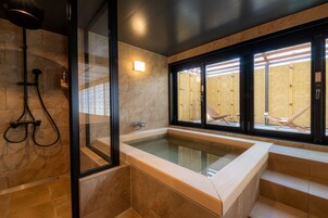 Suite Room, Non Smoking | 浴室 | 独立的浴缸和淋浴、旋水按摩花洒、免费洗浴用品、吹风机