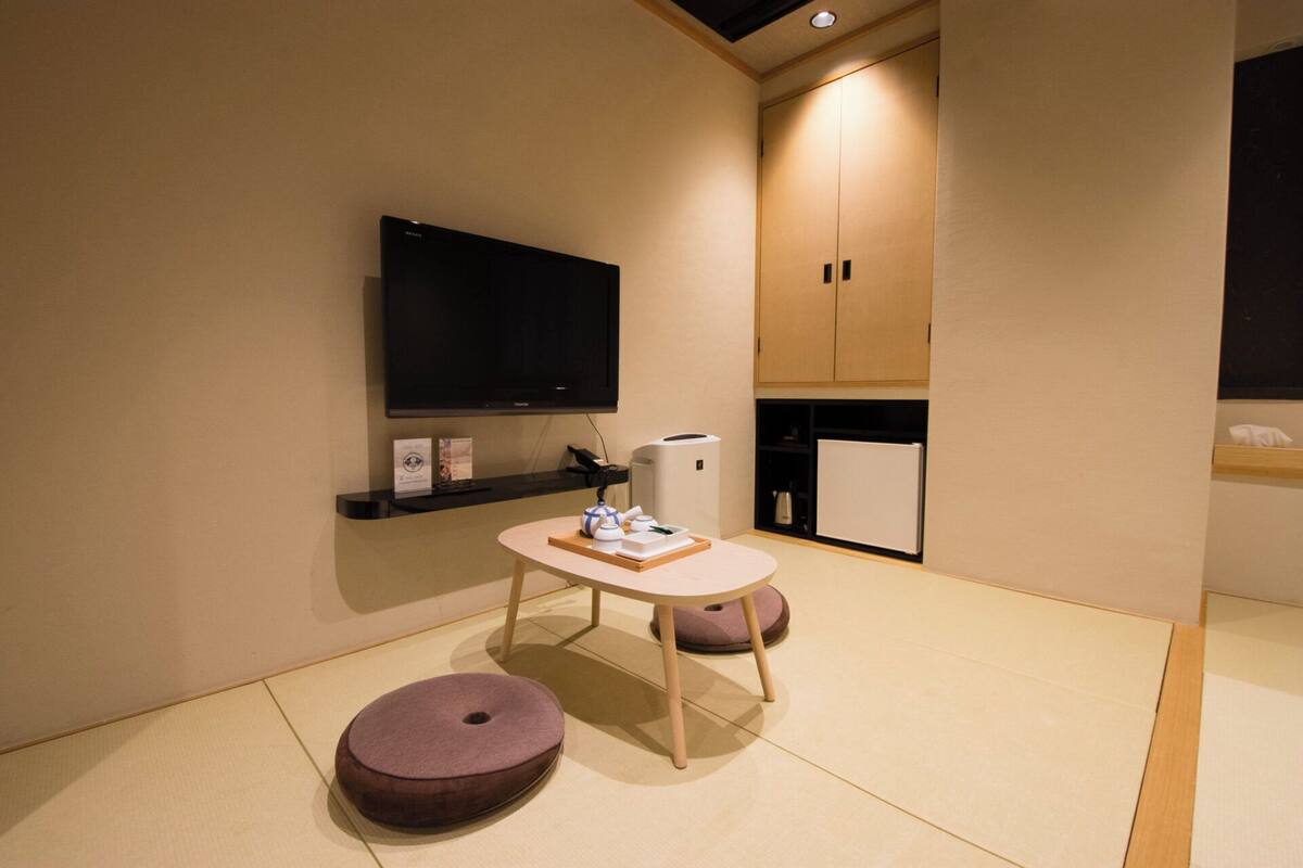 Triple Room, Non Smoking | Iron/ironing board (on request), bed sheets