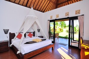 Suite Junior, vista piscina | Una cassaforte in camera, una scrivania, letti aggiuntivi (a pagamento)