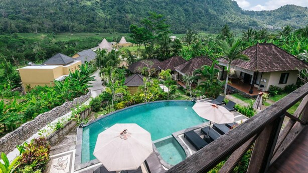 Hồ bơi ngoài trời, ghế dài tắm nắng 