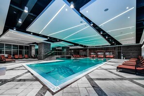 Inomhuspool och solstolar