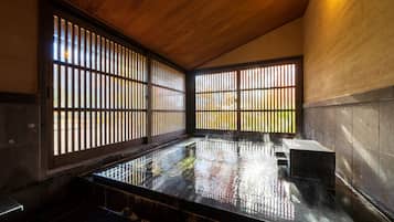 Quarto premium, para não fumantes, em edifício anexo (Run of House, for 6 people) | Banheiro | Banheira e chuveiro separados, banheiras de fontes termais