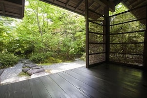Una estructura de madera con vista a un área boscosa.