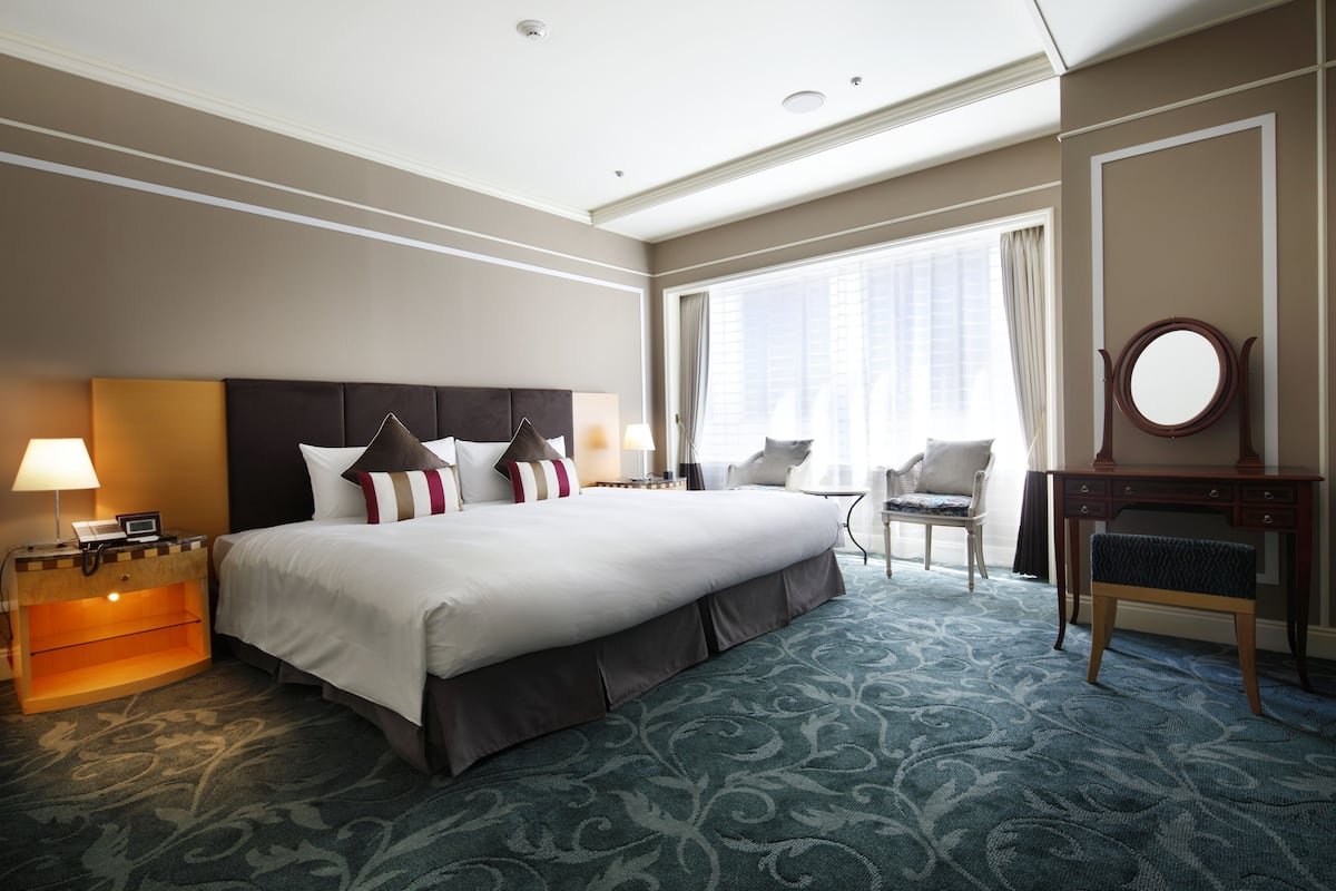 Junior suite, niet-roken (Club Lounge ,1 Wide King Bed, 91 sqm) | 1 slaapkamer, een kluis op de kamer, een bureau