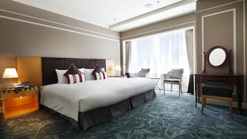 Junior Suite Room, Club Lounge Access, 91 sqm, 1 Wide King Bed, Non Smoking | In-room safe, desk, blackout drapes, soundproofing