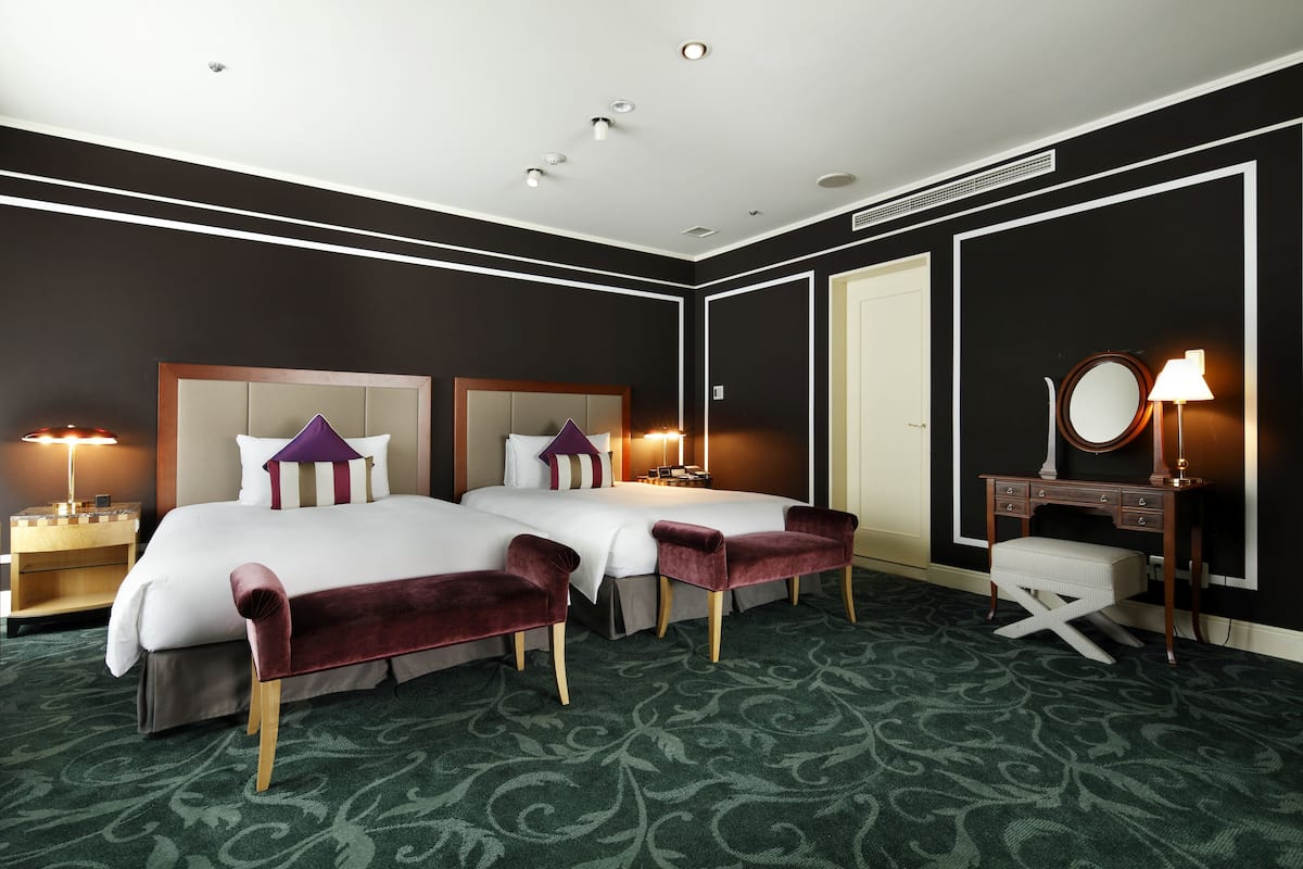 Junior suite, 2 tweepersoonsbedden, niet-roken (Club Lounge Access, Twin Room, 91 sqm) | 1 slaapkamer, een kluis op de kamer, een bureau