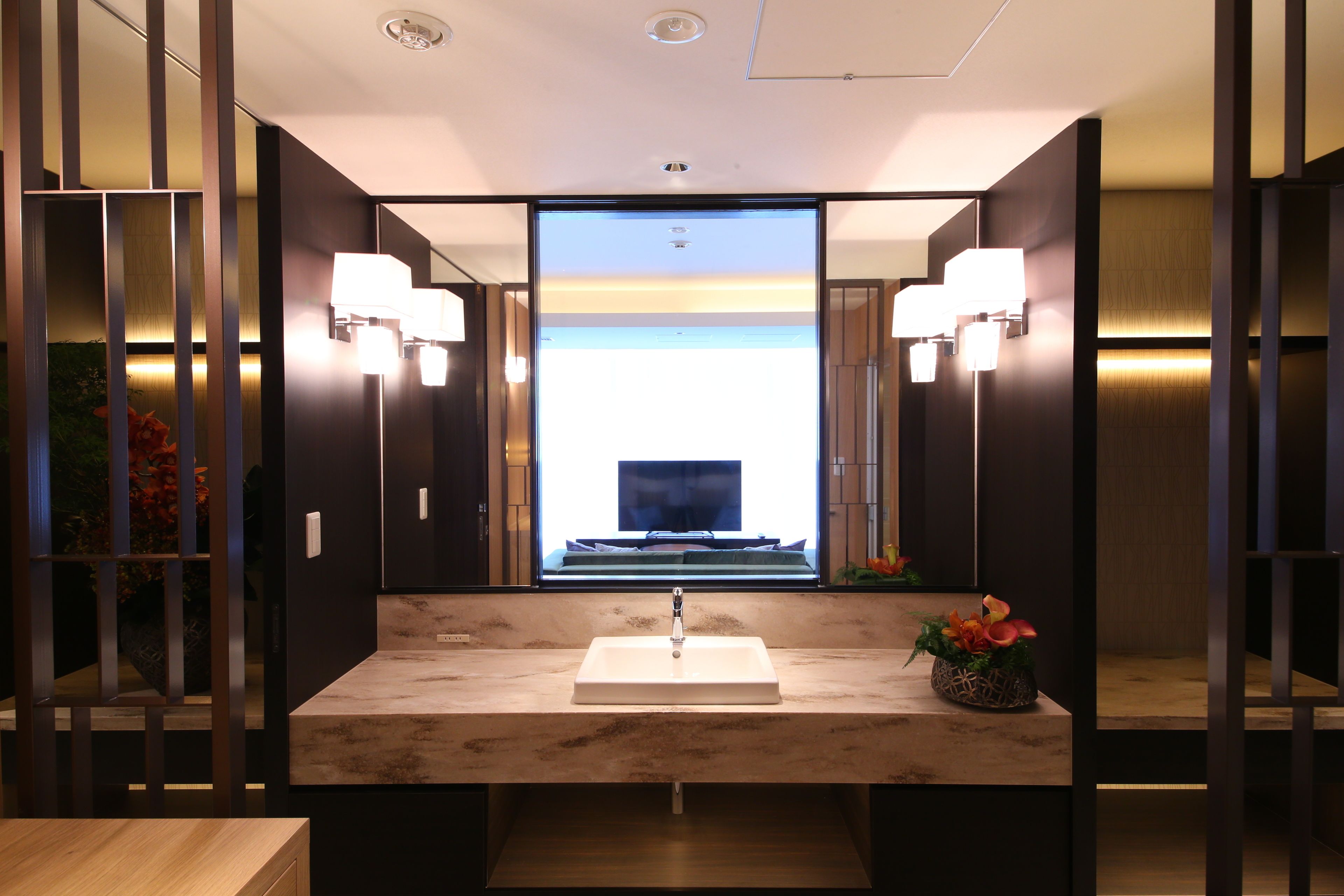 Caja fuerte, escritorio, cortinas opacas y sistema de insonorización