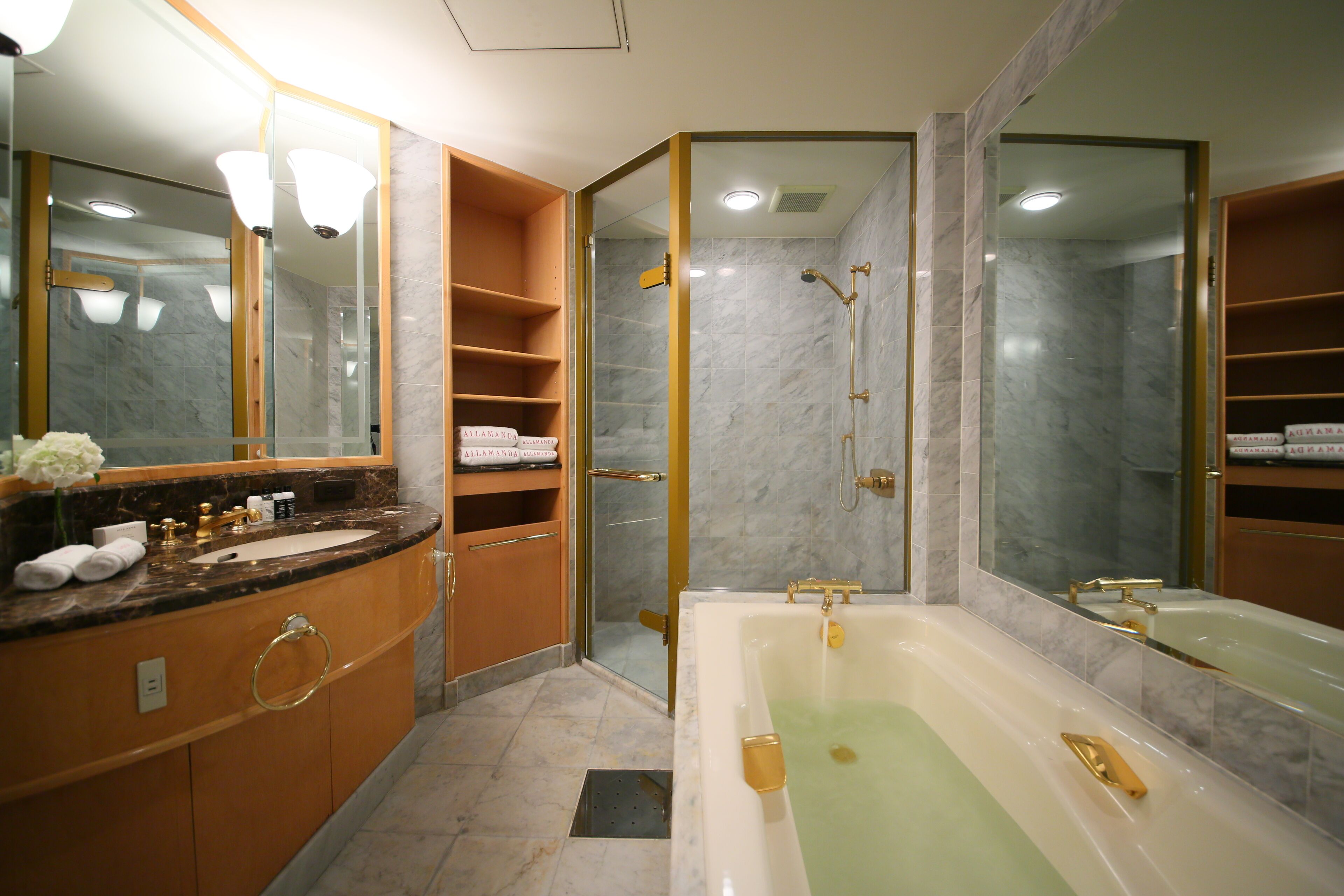 classical double room, 35 sqm, 1 king bed, non smoking | bathroom | combined shower/bathtub, free toiletries, hair dryer, bathrobes