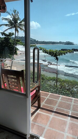 Premium bedding, desk, laptop workspace - Coral Beach Hotel (Mirissa)