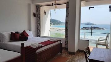 Chambre Triple Supérieure, 1 chambre, vue mer, en front de plage | Literie de qualité supérieure, bureau