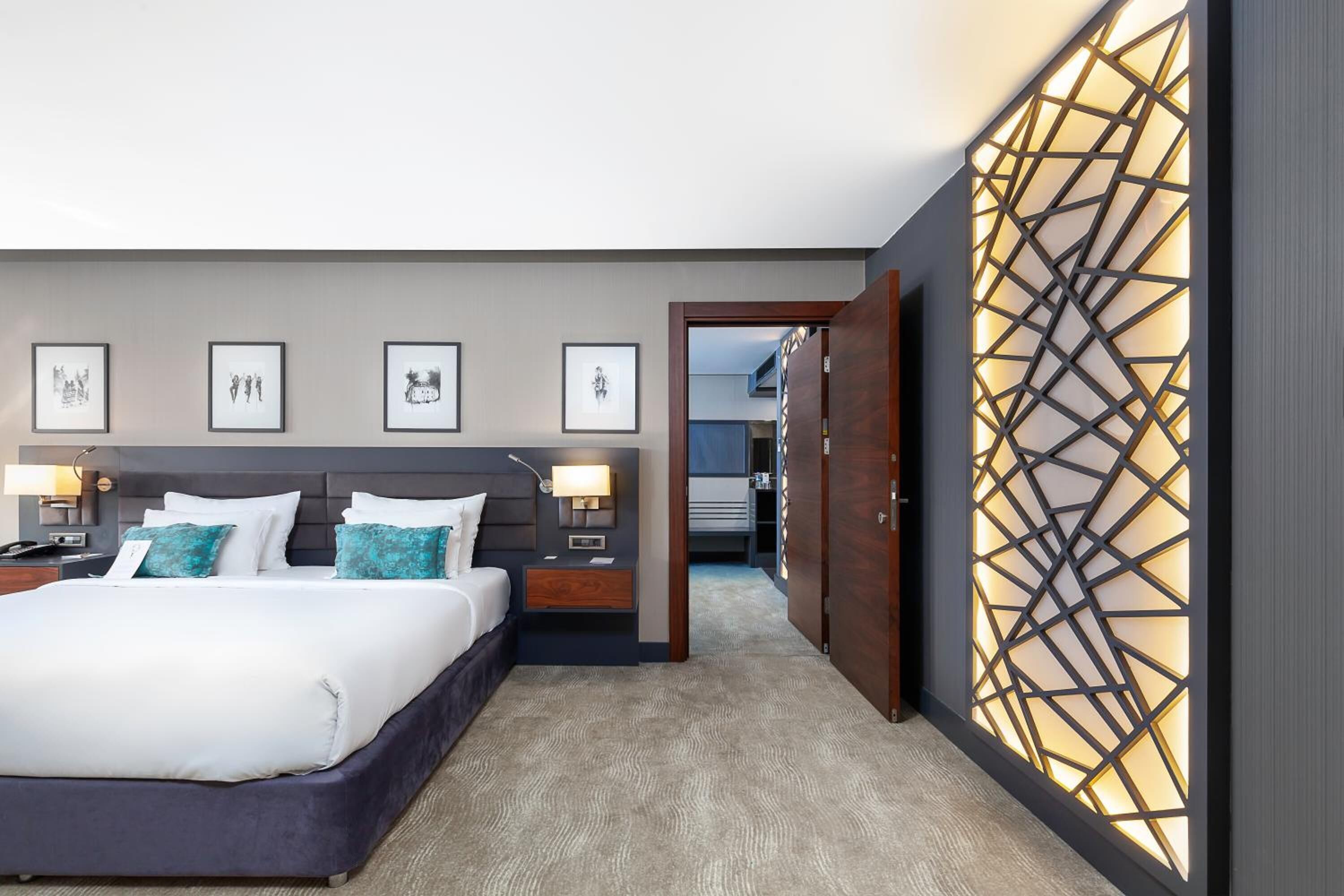 premium bedding, pillow-top beds, minibar, in-room safe