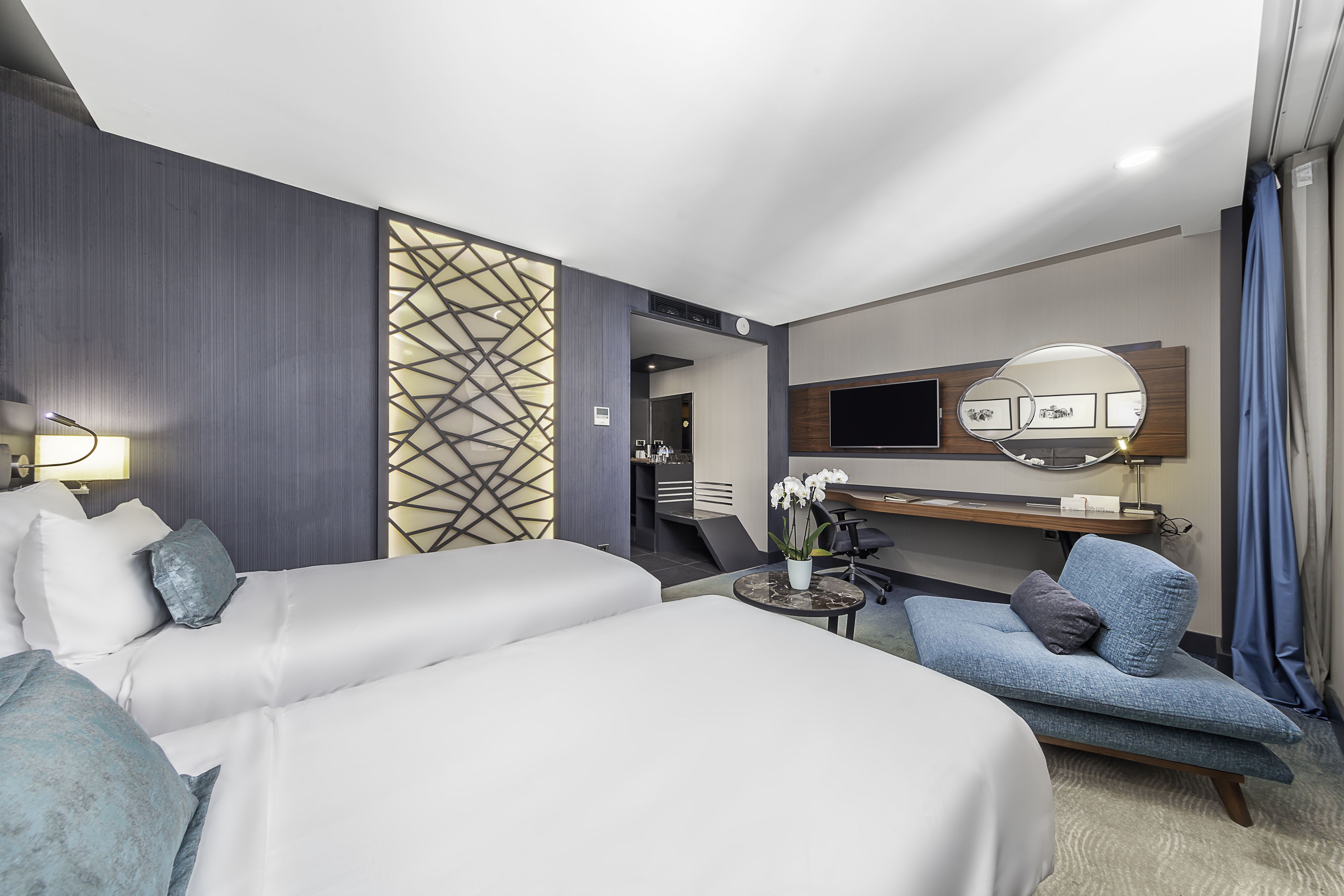 premium bedding, pillow-top beds, minibar, in-room safe