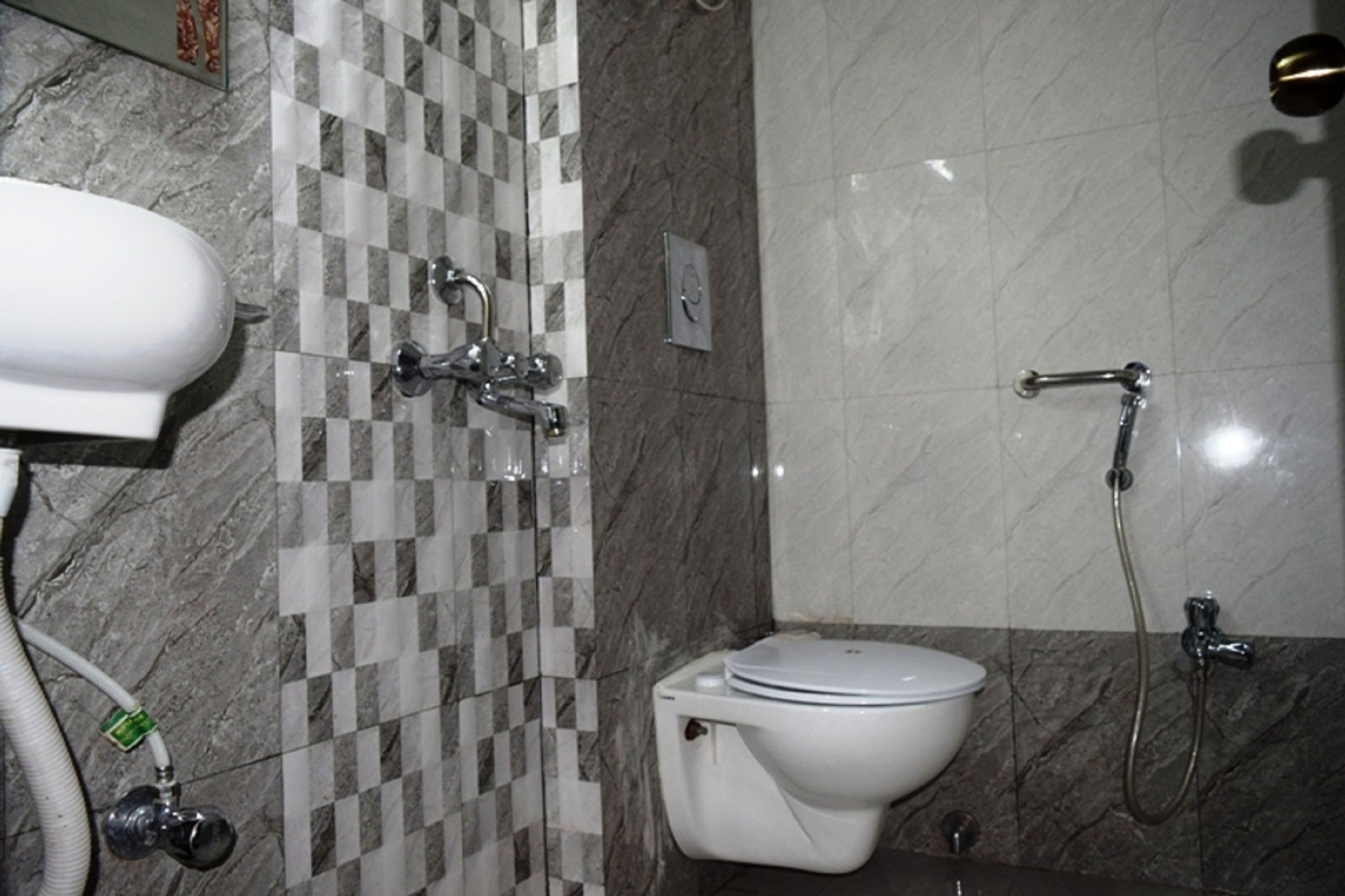 Standard Double Room, City View | Bathroom | Shower, free toiletries, towels