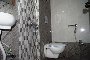 Kahden hengen standard-huone, kaupunkinäköala | Kylpyhuone | Suihku, ilmaiset hygieniatuotteet, pyyhkeet