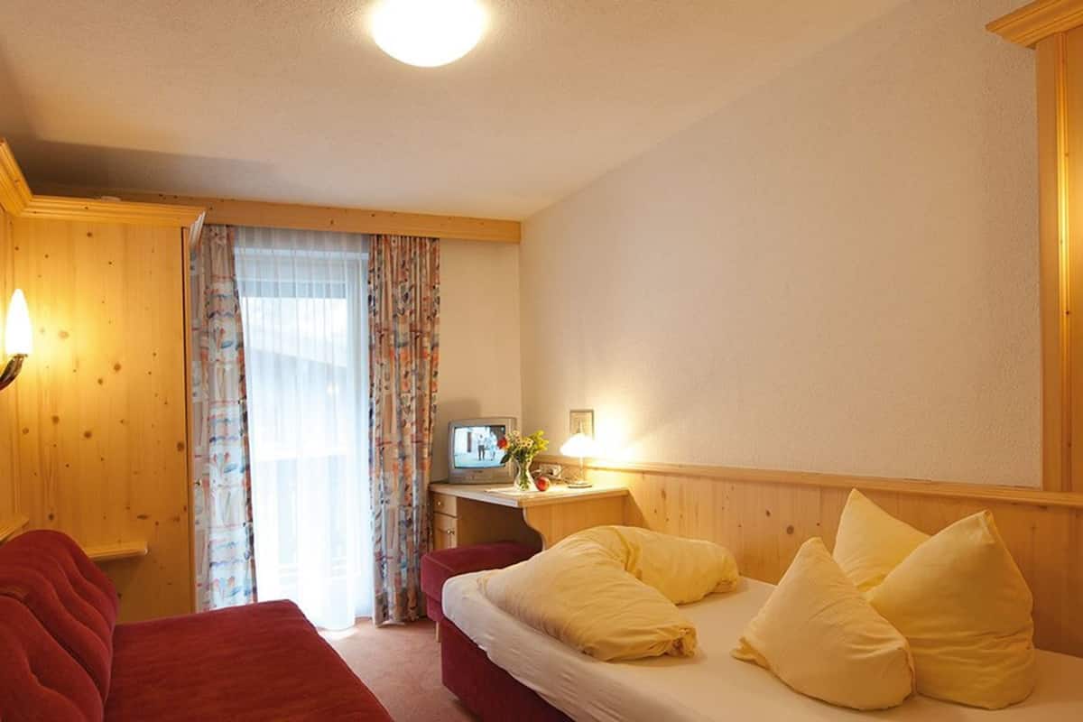 single room | in-room safe, desk, free cots/infant beds, free wifi