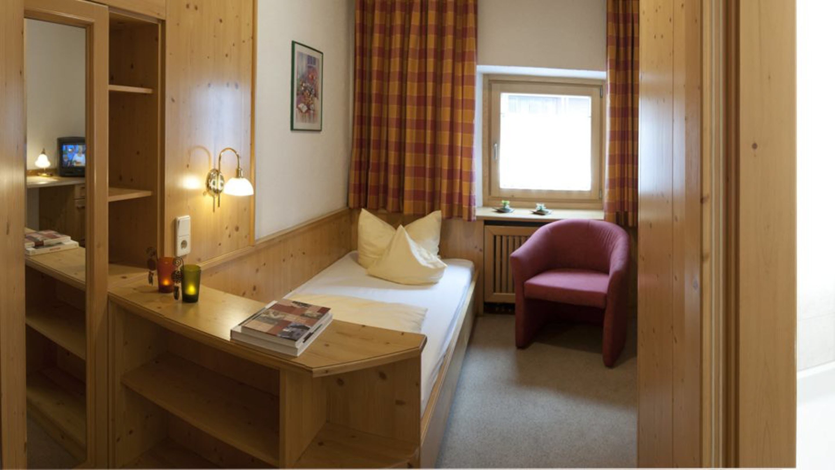 single room | in-room safe, desk, free cots/infant beds, free wifi