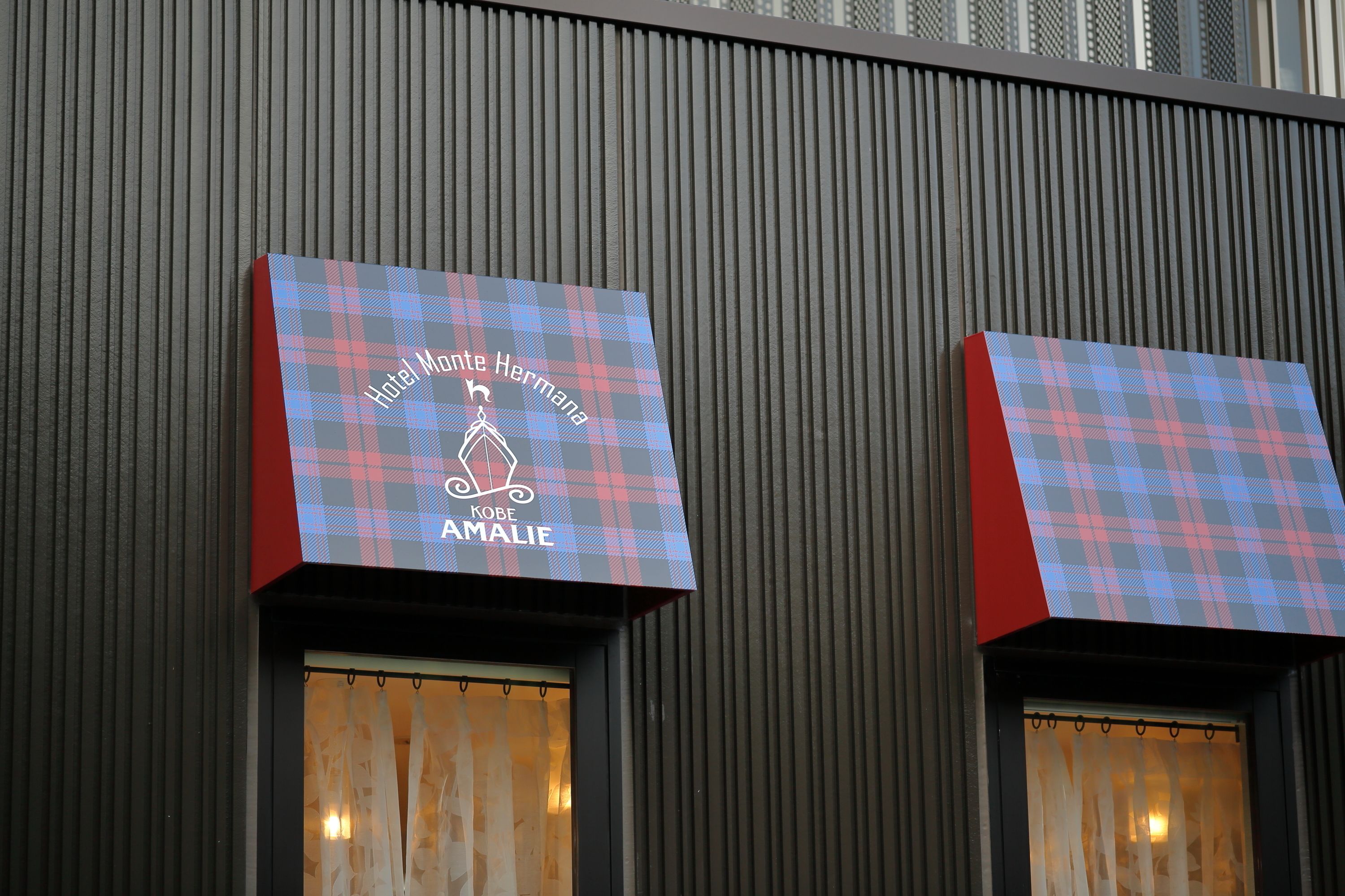 A hotel sign with a plaid pattern and the name "Hotel Monte Hermana."