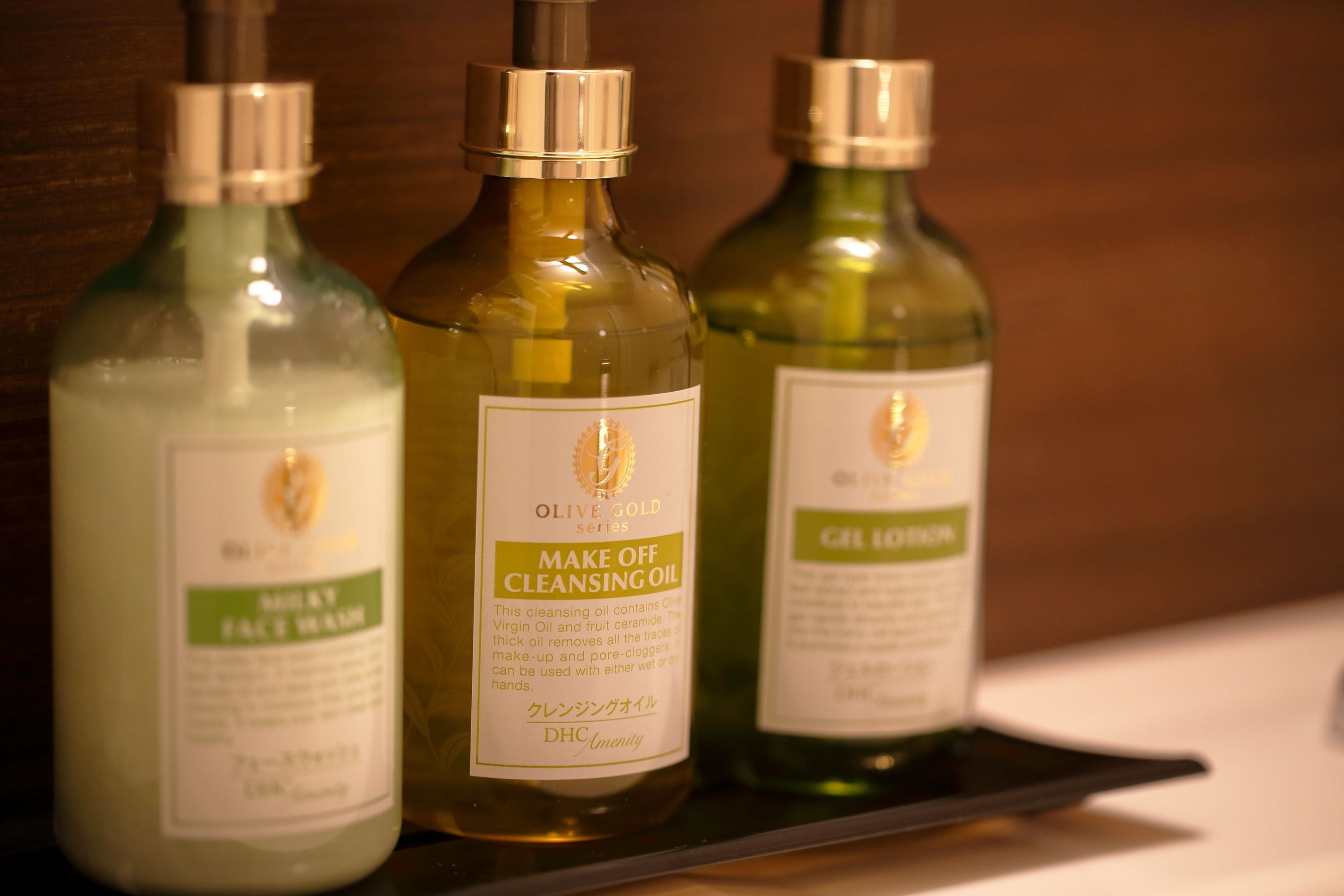 combined shower/bathtub, free toiletries, hair dryer, slippers