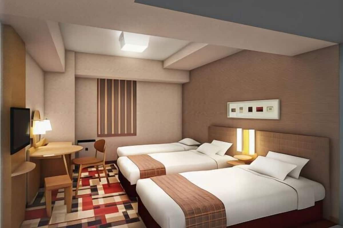 Premium bedding, down duvets, desk, soundproofing