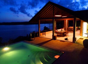 Voorkant accommodatie - avond/nacht