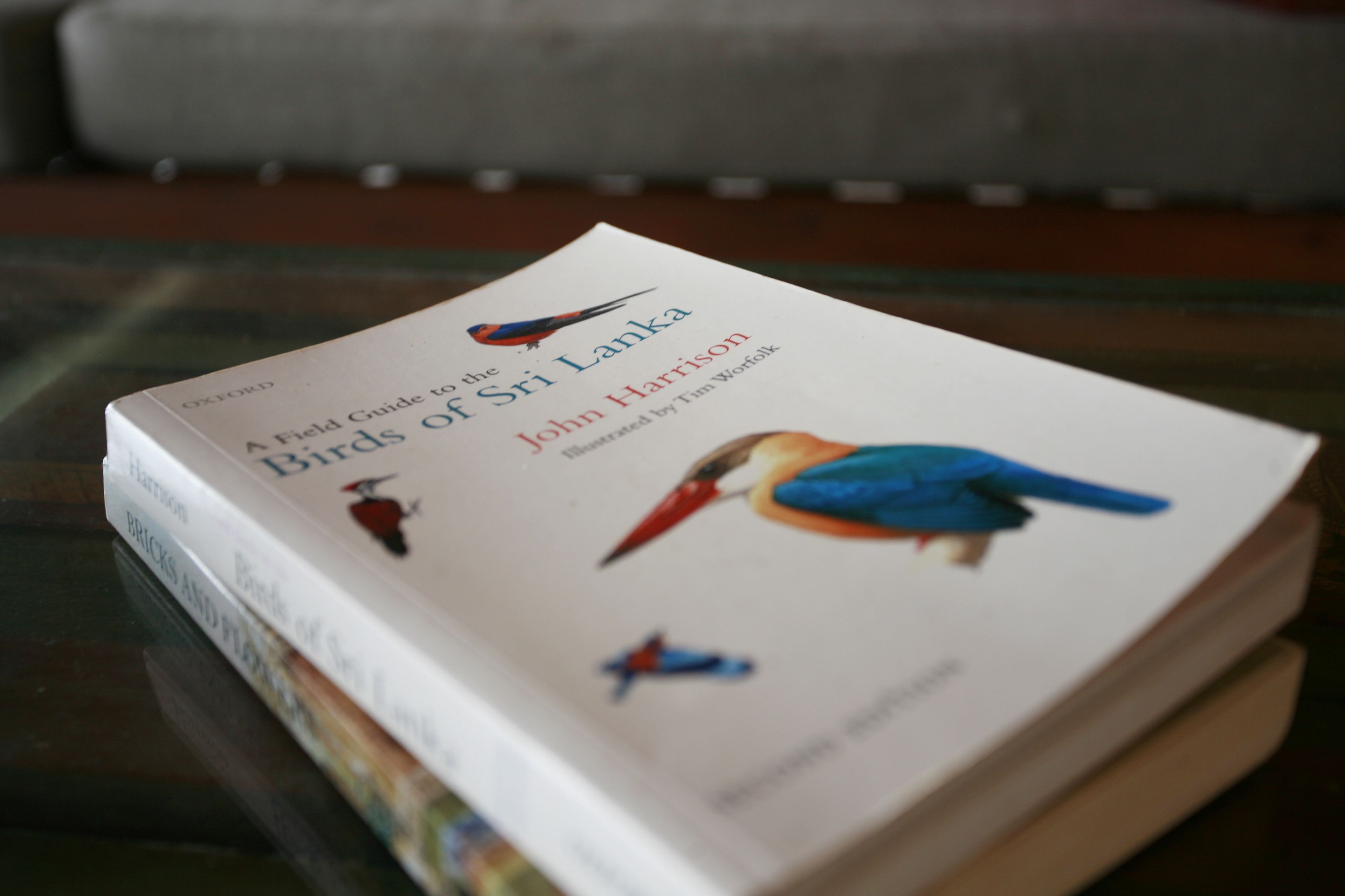 Un libro titulado 'Guía de campo de las aves de Sri Lanka' de John Harrison.