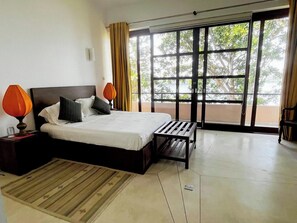 Luxury Villa, 4 Bedrooms, Pool Access, Lake View