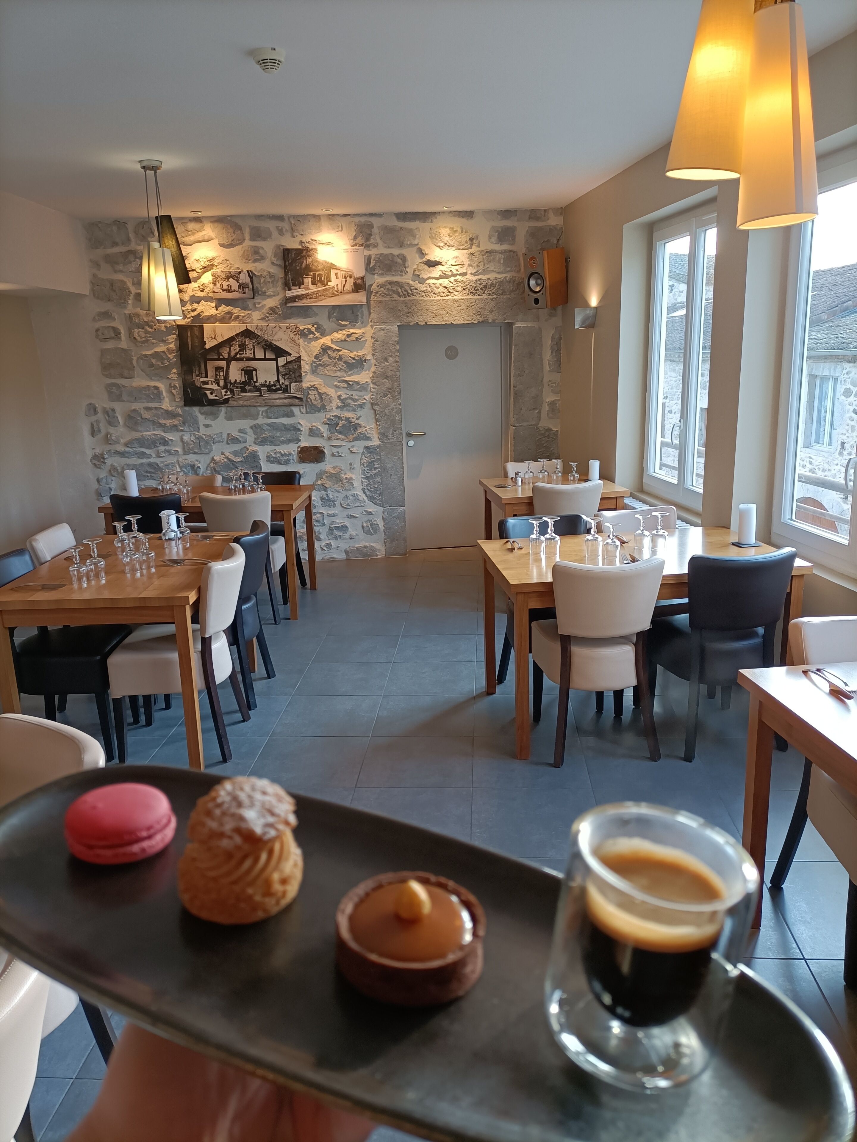 Phục vụ bữa tối, món Pháp