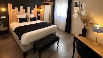 Phòng đôi tiện nghi đơn giản, 1 phòng ngủ, phòng tắm riêng | Bàn, phòng cách âm, nôi (giường cho trẻ sơ sinh) miễn phí