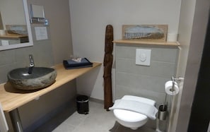 Quarto casal conforto, 1 quarto, banheiro privativo | Banheiro | Chuveiro, chuveiro com efeito de chuva, produtos de toalete grátis