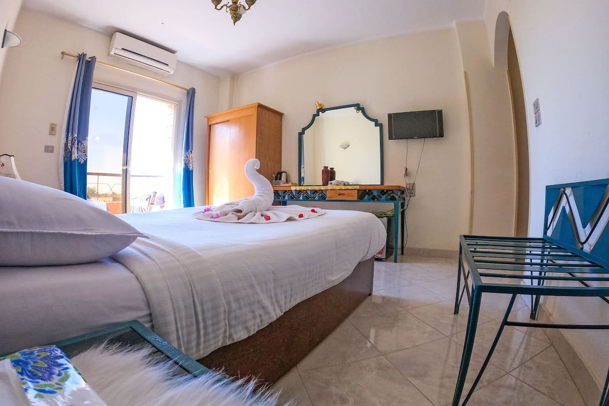 1 bedroom, desk, free wifi, bed sheets