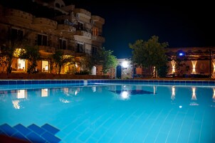 Una piscina al aire libre