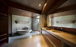 Separate bathtub and shower, free toiletries, bathrobes, slippers - Planta Luxury Boutique Resort (Canggu)