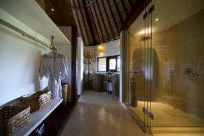 Baignoire et douche séparées, articles de toilette gratuits, peignoirs