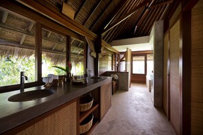 Separate tub and shower, free toiletries, bathrobes, slippers - Planta Luxury Boutique Resort (Canggu)
