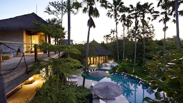 Outdoor pool, pool loungers