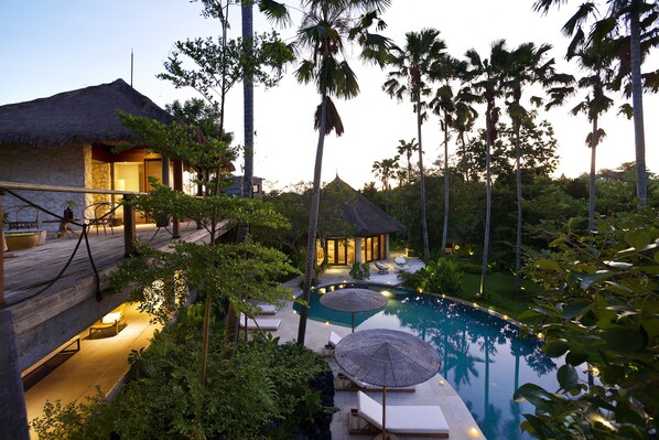 Outdoor pool, sun loungers - Planta Luxury Boutique Resort (Canggu)