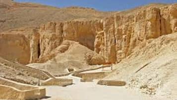 A desert landscape with ancient ruins and a clear sky.