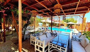 Piscine extérieure, chaises longues