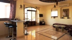 Apartment, 2 Bedrooms, River View | Ruang tamu