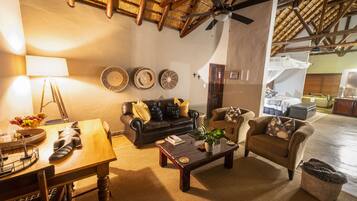 Honeymoon Suite | Living area